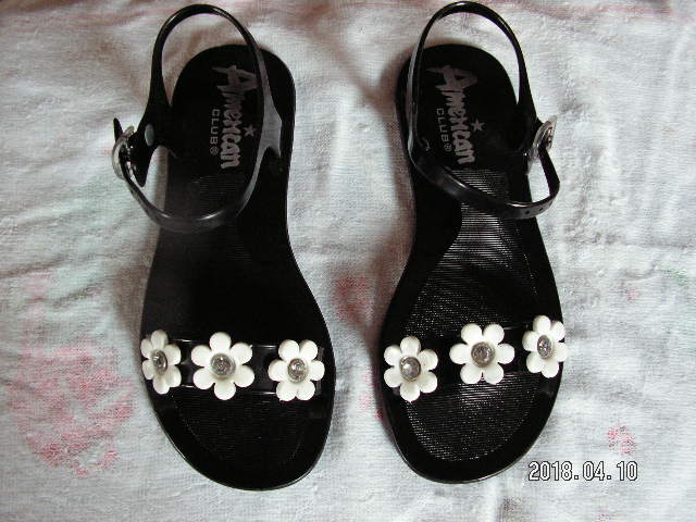 Sandały dziewczęce czarne z białymi kwiatkami,34
