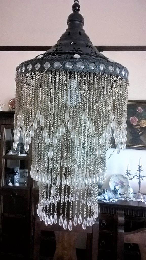 Piękna lampa sufitowa z łańcuszkami i kryształkami