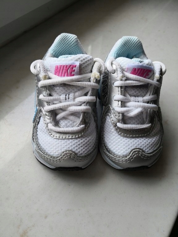 Buciki niemowlęce Nike, r. 18,5; 9 cm, nieużywane