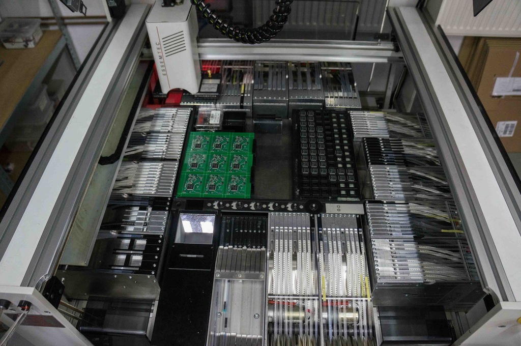smt ESSEMTEC CLM 9000 V+ z podajnikami