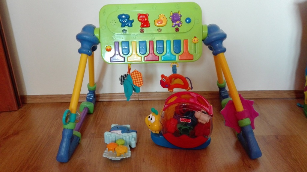 Zabawki: gimnastyczek pianinko, ślimak z klockami