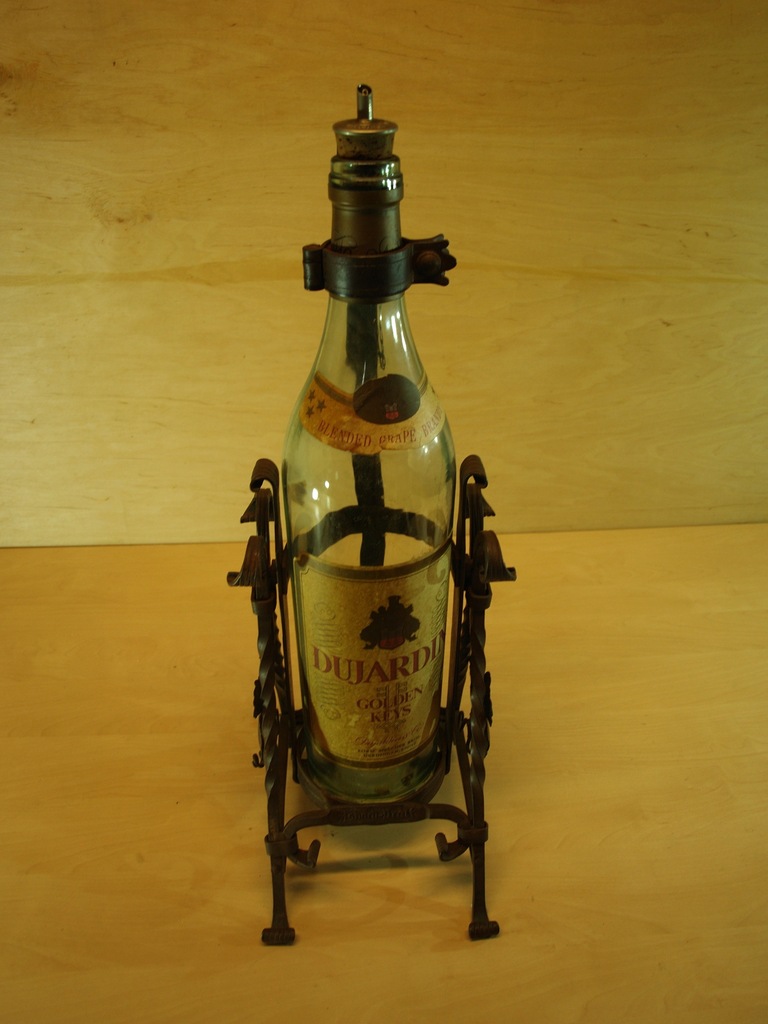 Butelka stylowa whisky bimber na żeliwnym stelażu