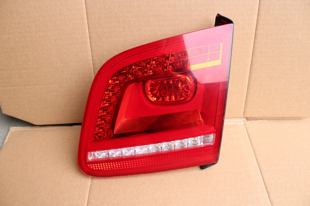 LAMPA PRAWA LED PHAETON 3D0945094D