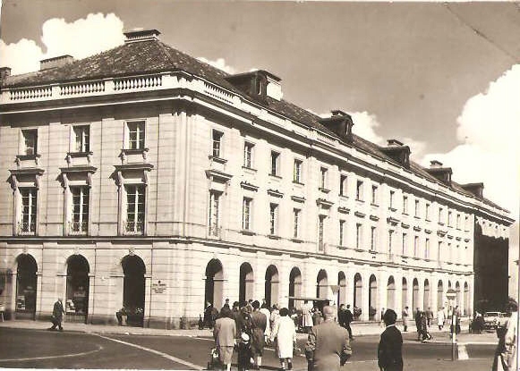 WARSZAWA --- DOM TURYSTY -- PRZECHODNIE --- 1963