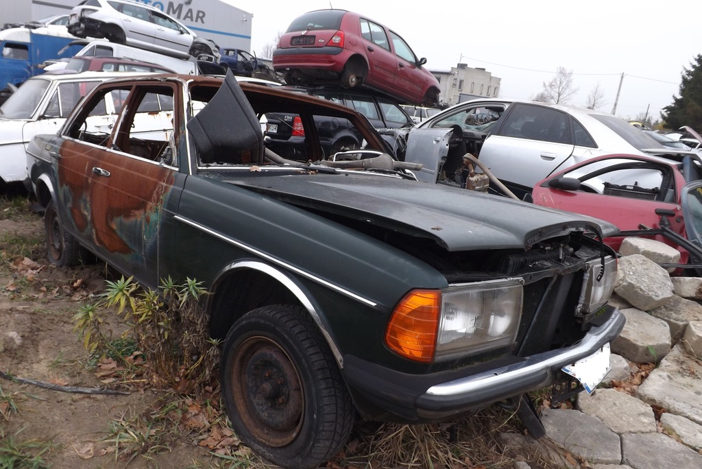 BŁOTNIK PRZEDNI  MERCEDES W116