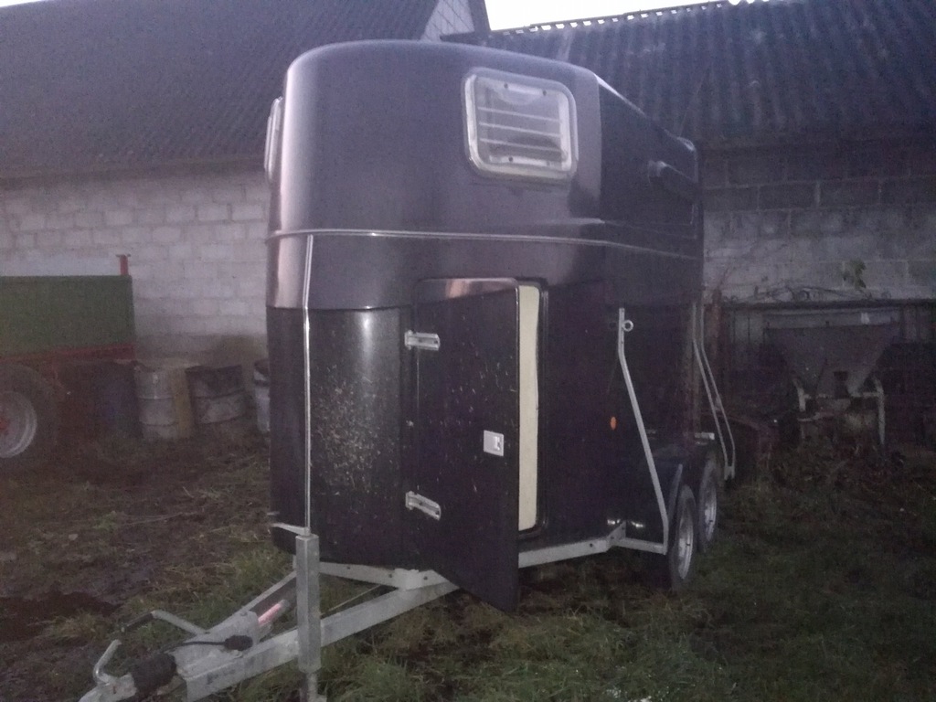 Przyczepa do przewozu koni