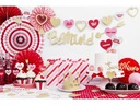 Помпоны, розетки, шарики из красной папиросной бумаги, День святого Валентина.