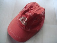 5.10.15 czerwona czapka z daszkiem ob. głowy 52-53