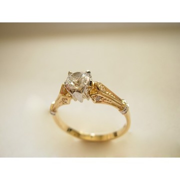Красивое золотое кольцо с цирконами Swarovski