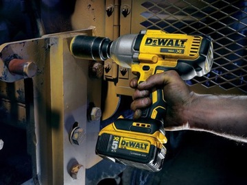 DEWALT DCF899P2 УДАРНЫЙ ГАЙКОВЕР 950 Нм 2x5 Ач + адаптер