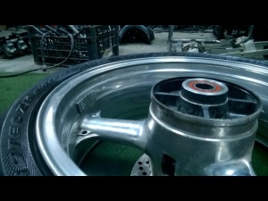 FELGA TYŁ POLEROWANA KAWASAKI ZX9R 00-03r 2001r