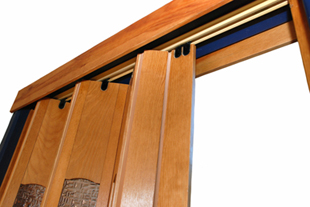 Прикрепите слайдер к направляющей складной двери.