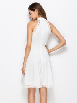 Sukienka koronkowa biała rozkloszowana z chokerem