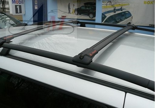 Черная Dacia Duster 21- багажная стойка