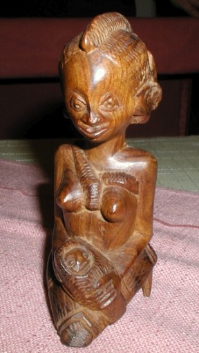 afrykańska figurka kobiety z niemowlęciem