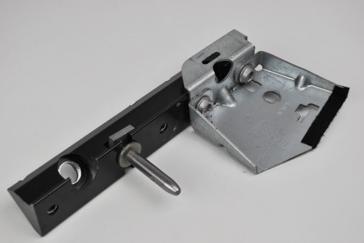 Крепление правой пластины Audi R8 Spyder 4s7813930d