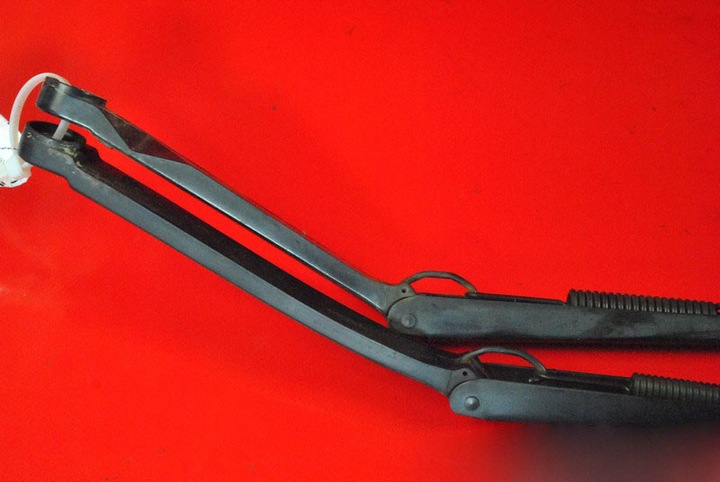 HOLDER ARMS WIPER BLADES NISSAN ALTIMA 3 III 05R photo 2 - milautoparts-fr.ukrlive.com