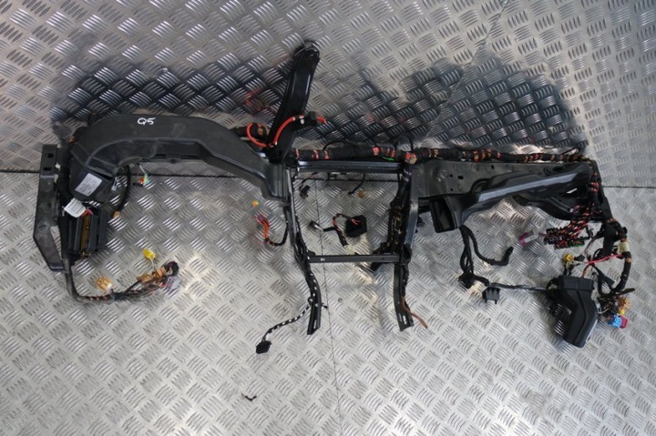 Кронштейн балка под консоли audi q5 8r0 8r1857025, Цена