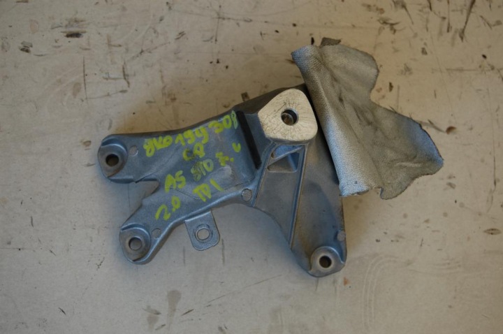 holder holder of the engine AUDI A5 8T0 2,0 TDI