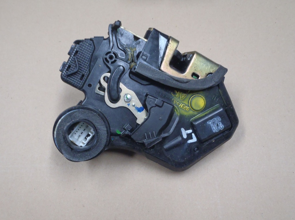 фото №1, Corolla e12 02-09 verso avensis t25 замок дверь