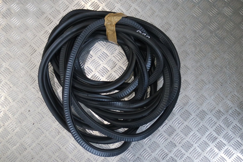 фото №1, Прокладка ущільнювачі задня двері bmw g11