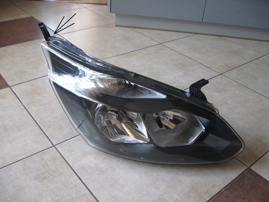 фото №1, Права лампа перед --- ford transit custom - czarna