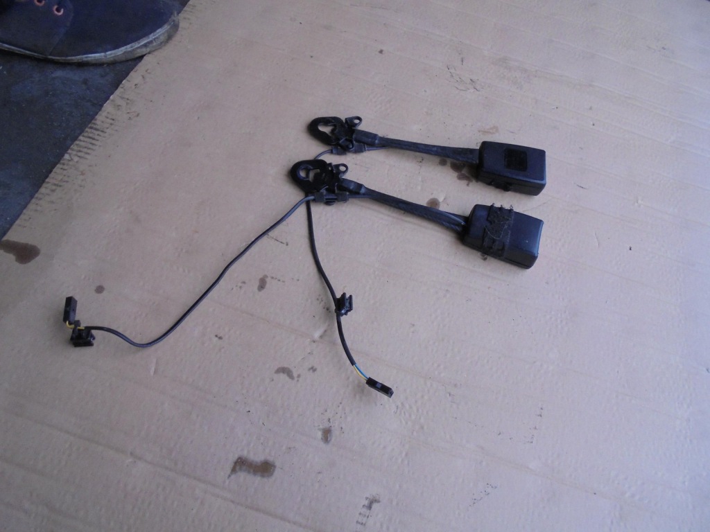 фото №1, Пряжка поперечина левый перед skoda superb 2 -доставка-