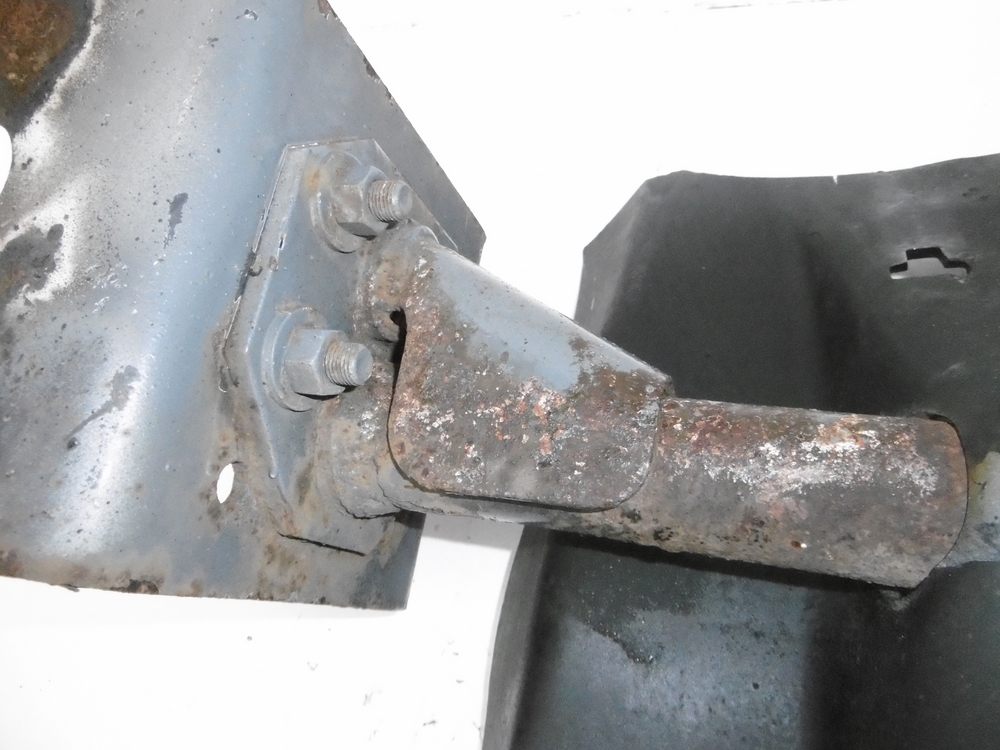 фото №3, Підкрилок кронштейн лівий перед magnum