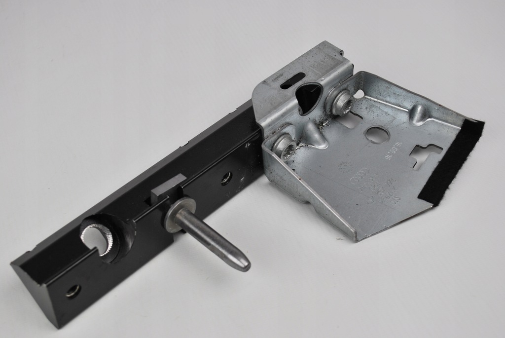 фото №1, Пластина крепёжная правая audi r8 spyder 4s7813930d