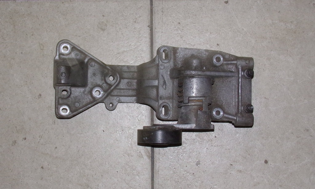 фото №1, Volvo v50 s40 ii 2.4i кронштейн генератора 31251652